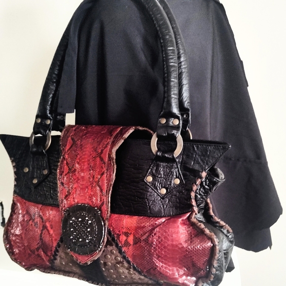Unique, one of a kind, leather and snake skin bag by Novi Sudiono. - Picture 7 of 16